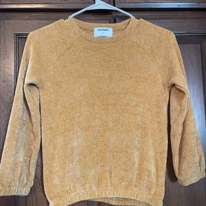 Girls Old Navy size 8 mustard yellow sweater. Does have 1 small stain.